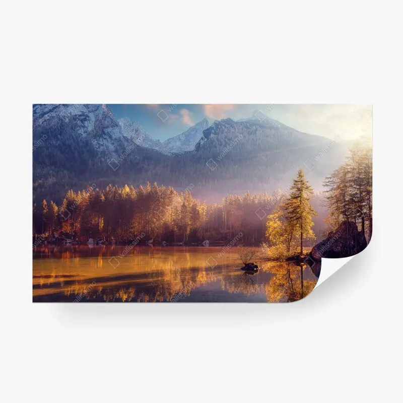 Carta da parati alba dorata sul lago di montagna