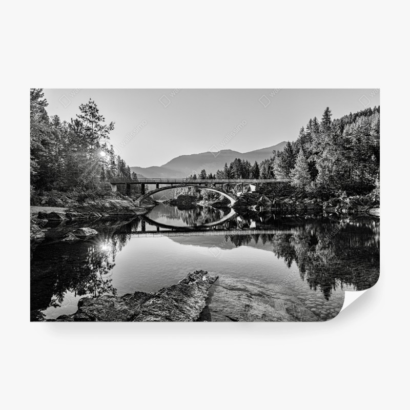 Carta da parati alba sul ponte Belton: riflessi sulle acque tranquille