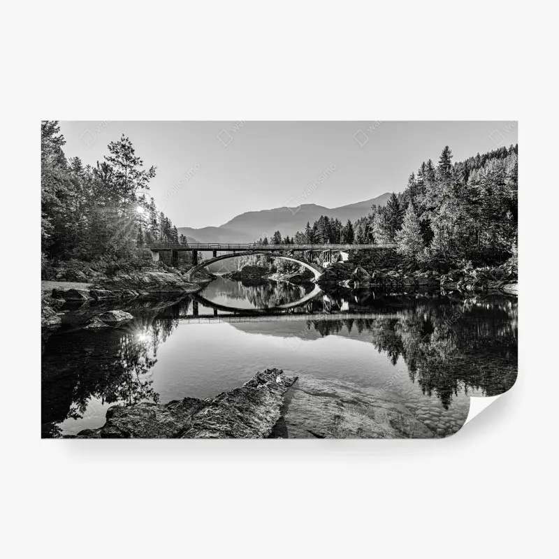 Carta da parati alba sul ponte Belton: riflessi sulle acque tranquille