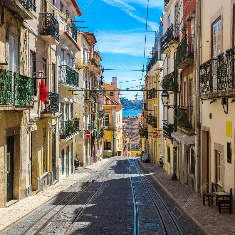 Adesivo per finestra scorcio solare di Lisbona con tram e balconi • Wallissimo® Adesivo per finestra scorcio solare di Lisbona con tram e balconi • Wallissimo®