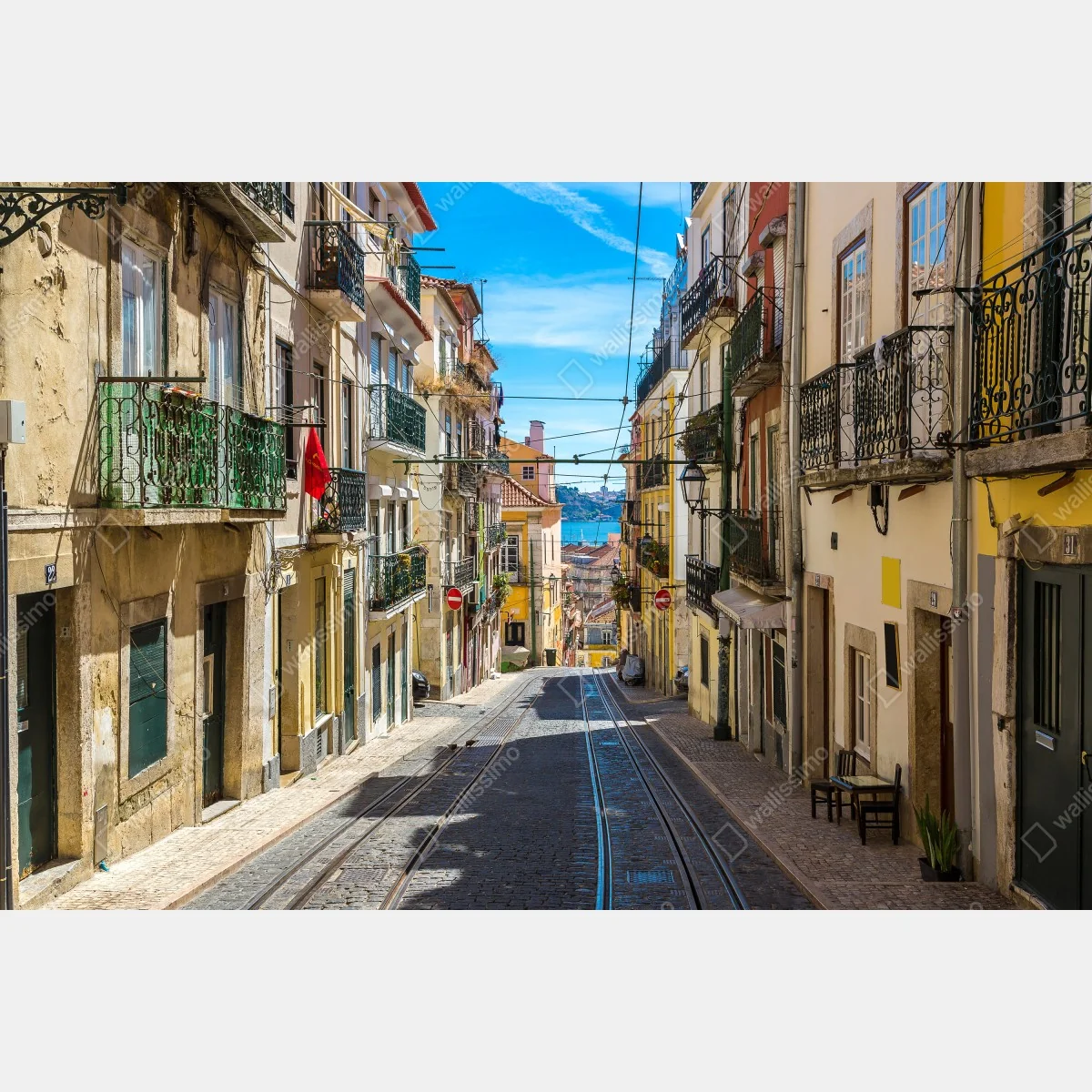 Adesivo per finestra scorcio solare di Lisbona con tram e balconi • Wallissimo® Adesivo per finestra scorcio solare di Lisbona con tram e balconi • Wallissimo®